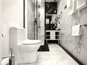 Family Triple Room | Bathroom | Free toiletries, hair dryer, bathrobes, slippers - Baden-Baden Hotel (Tashkent)