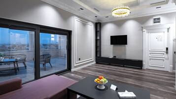 Suite with Terrace | Desk, laptop workspace, soundproofing, iron/ironing board