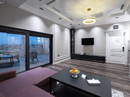 Suite with Terrace | Desk, laptop workspace, soundproofing, iron/ironing board