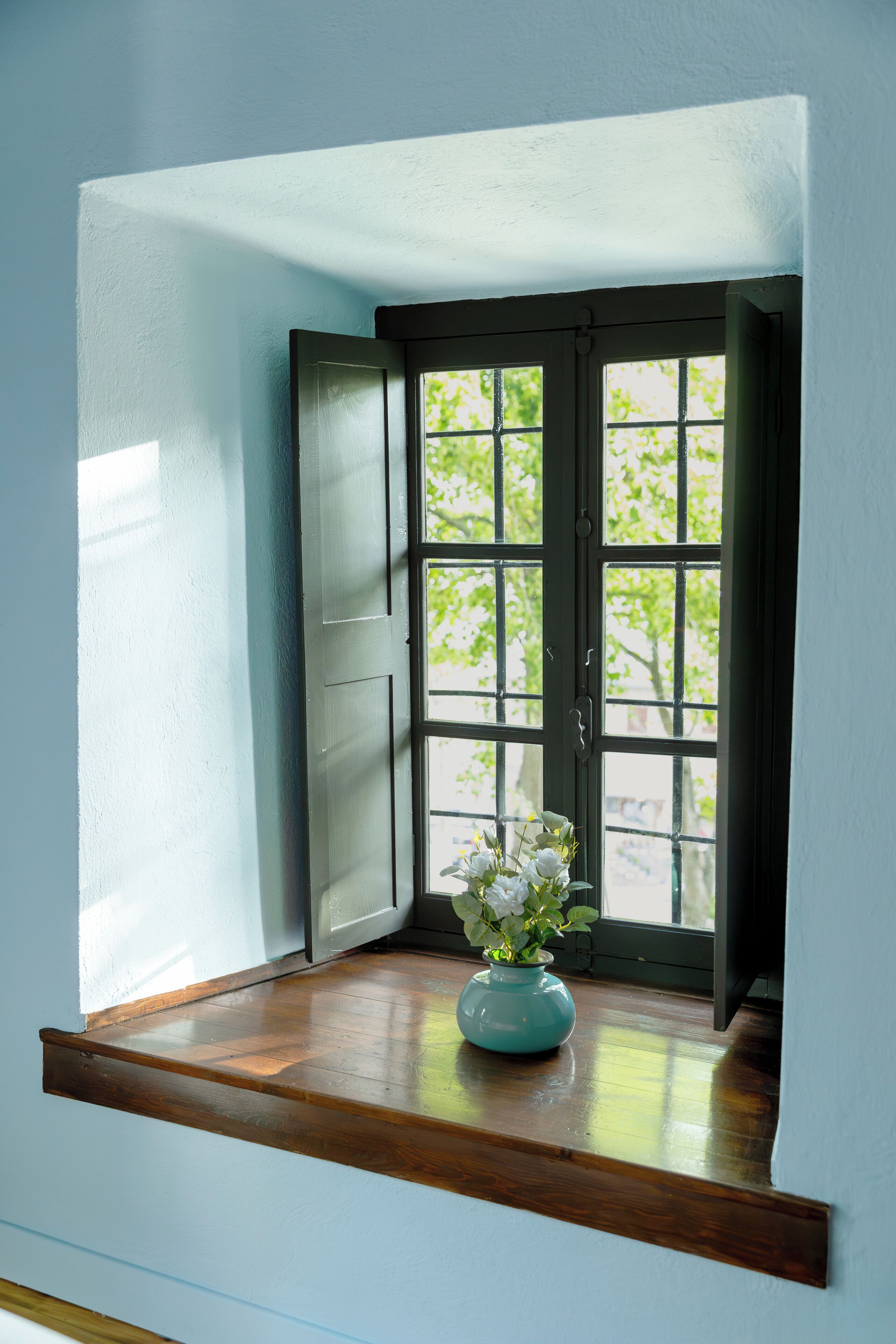 Cozy Corner Room | Garden view