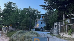 A parking sign for Kenta mountain hotel Portaria. - Kenta Mountain Hotel (Volos)