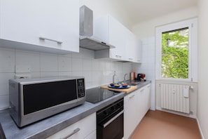 Réfrigérateur, micro-ondes, four, plaque de cuisson