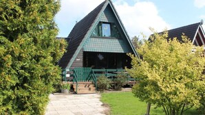Un bâtiment de forme triangulaire, doté d’un toit à forte pente, d’une fenêtre visible et du numéro « 207 » sur le côté.