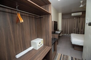 In-room safe, desk, blackout drapes, free WiFi - Hotel Regents (Palsana)