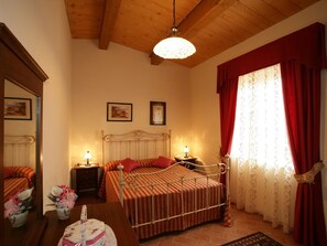 11 bedrooms, individually furnished, bed sheets - Villa With Private Pool in Piancastagnaio (Piancastagnaio)