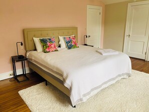 4 bedrooms, desk, iron/ironing board, WiFi