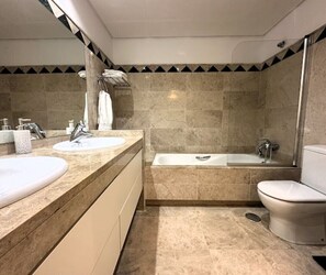 Sèche-cheveux, serviettes fournies, savon, papier toilette