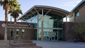 Un bâtiment doté d’un toit incurvé, de grandes fenêtres en verre et d’une enseigne indiquant : « Centre de loisirs et de services communautaires d’Hollywood ».