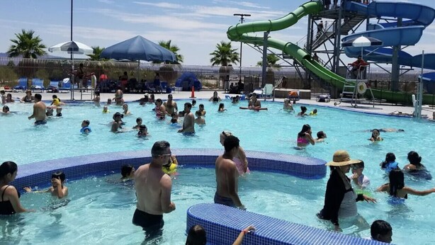 Une piscine dotée de plusieurs couloirs, d’un toboggan et d’un espace de repos abrité.
