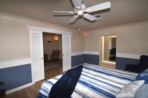 Schreibtisch, Bügeleisen/Bügelbrett, kostenloses WLAN, Bettwäsche