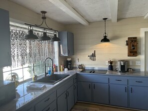 Kühlschrank, Mikrowelle, Herdplatte, Wasserkocher mit Kaffee-/Teezubehör