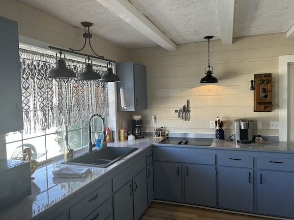 Køleskab, mikrobølgeovn, kogeplade, kaffe-/temaskine