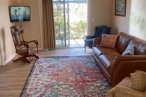 TV connectée, livres, chaîne hi-fi, espaces bureaux