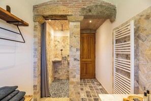 Shower, hair dryer, towels, soap - Cosy sheepfold, private pool, 15min from beaches and mountains (Figari)