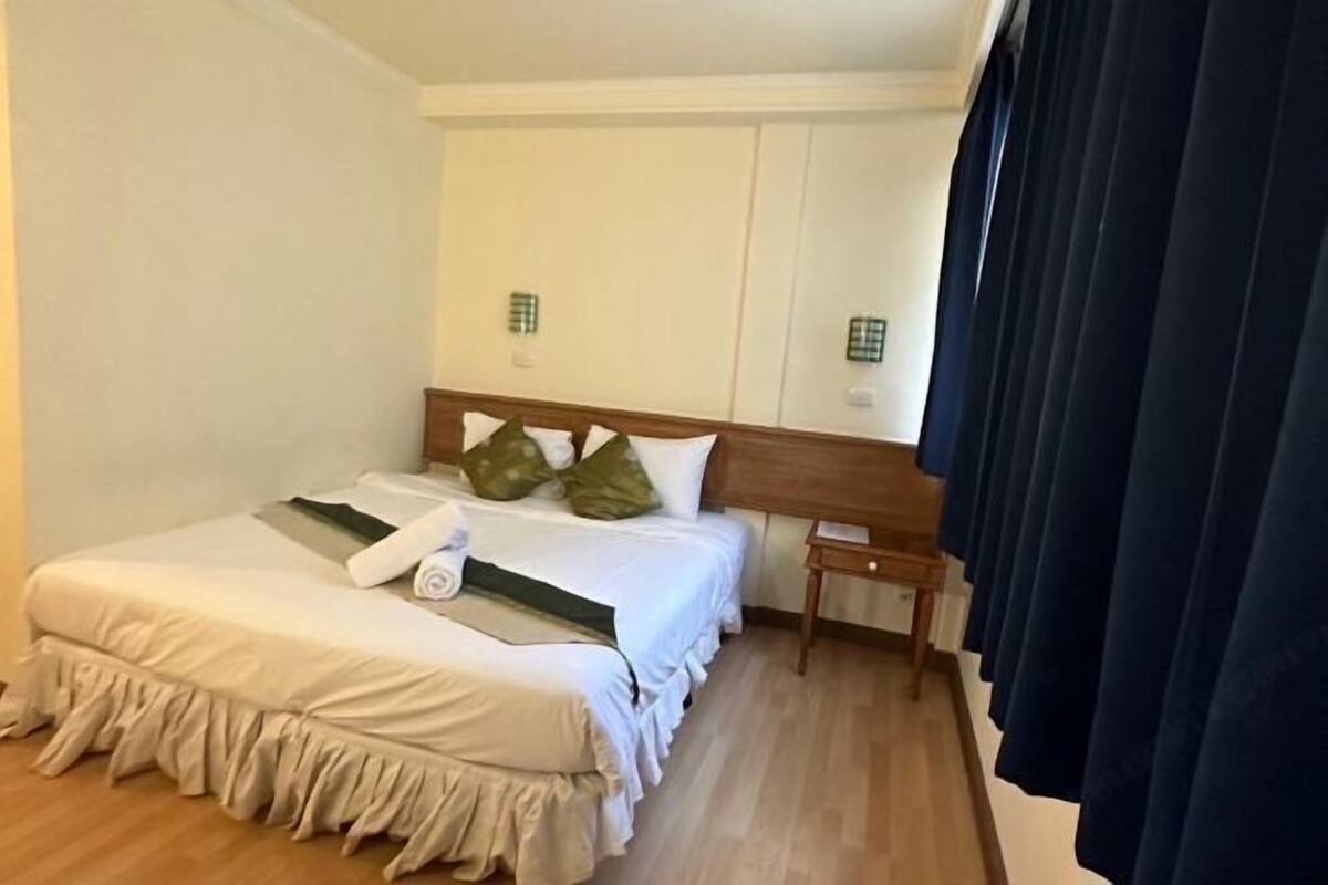 In-room safe, blackout drapes, WiFi (free)