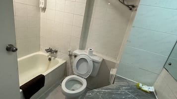 Habitación estándar con 2 camas individuales | Baño | Zapatillas