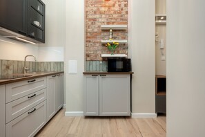 Apartment, 1 Schlafzimmer, Küche | Eigene Küche | Mikrowelle, Kochgeschirr/Geschirr/Besteck