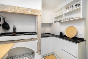 Electric kettle - Lisbon's Heartbeat Your Premier Address (Lisbon)