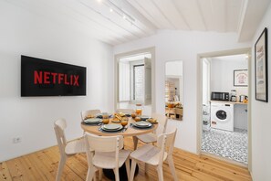 Flat-screen TV - Lisbon's Heartbeat Your Premier Address (Lisbon)