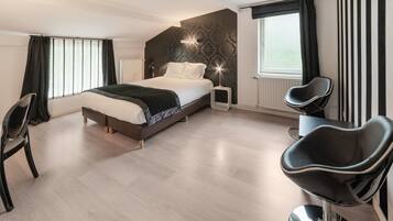 10 habitaciones, muebles diferentes y ropa de cama