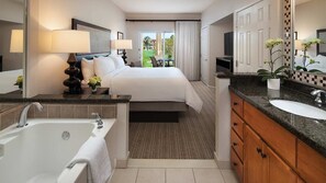 1 habitación, escritorio, tabla de planchar con plancha y cuna de viaje 