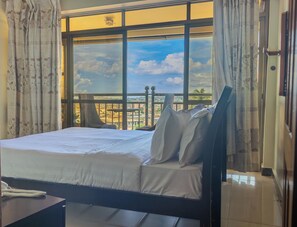 Executive kamer, 1 kingsize bed, balkon, uitzicht op de stad | Luxe beddengoed, een kluis op de kamer, geluiddichte muren, gratis wifi