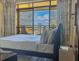 Ropa de cama de alta calidad y caja de seguridad en la habitación 