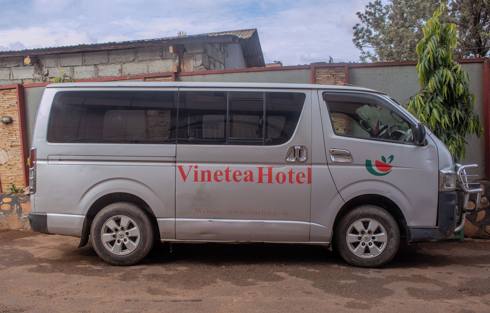 Una camioneta plateada con la marca 'Vinetea Hotel' y una dirección web.