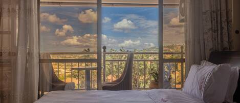 Executive Room, 1 King Bed, Balcony, City View | Premium bedding, in-room safe, soundproofing, free WiFi