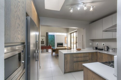 Cozy stay in the heart of Sandton, with a housecleaner at your disposal