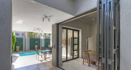 Cozy stay in the heart of Sandton, with a housecleaner at your disposal