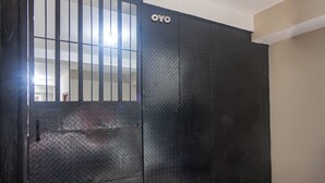 Una reja de metal negro con diseño de placa diamantada y barras verticales.