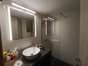 Douche, séchoir à cheveux, serviettes fournies, savon