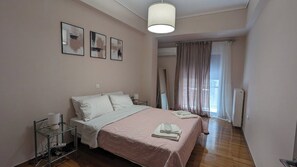 2 bedrooms, WiFi, bed sheets - Luxury & Spacious Apartment in Athens (Athina)