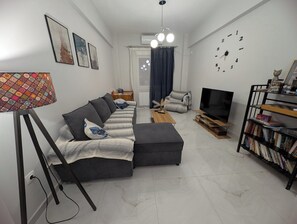 Smart TV, books, stereo - Luxury & Spacious Apartment in Athens (Athina)