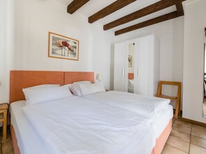 2 bedrooms, individually furnished, iron/ironing board - Felsberg Modern Retreat (Eslohe)