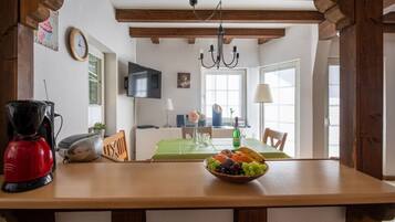 House | Private kitchen | Oven, electric kettle, toaster, high chair