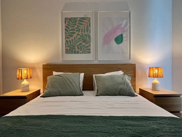 1 chambre, bureau, fer et planche à repasser, lit de bébé portatif