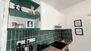 Frigorifero, microonde, forno, piano cottura