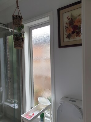 Hair dryer, towels, soap, toilet paper - Snug and cosy ensuite in a new house  (Officer)