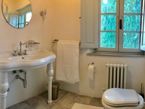Villa | Bathroom - Villa Near Cortona With Pool & Countryside Views (Cortona)