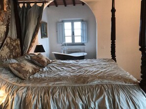 5 bedrooms, individually furnished, iron/ironing board, bed sheets - Villa Near Cortona With Pool & Countryside Views (Cortona)