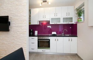 Frigorífico, microondas, horno y placa de cocina
