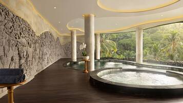 Salas de tratamiento para parejas, un sauna, una bañera de hidromasaje