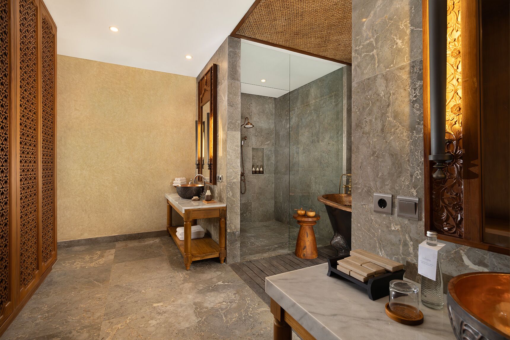 Une salle de bain moderne avec un meuble-lavabo en bois, un grand miroir, un évier en cuivre et un espace douche.