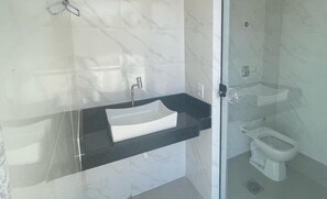 Regadera y papel de baño