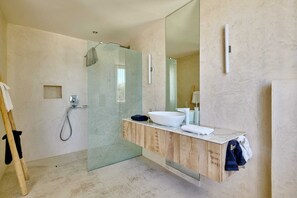 Dusche, Haartrockner, HandtĂŒcher, Toilettenpapier