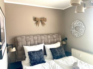 1 sovrum, skrivbord, strykjärn/strykbräda och resesäng