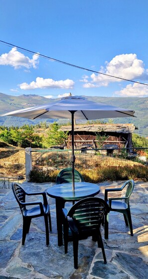 Outdoor dining - Casa Márcia - Elegance in the Magic Mountains (São Martinho das Moitas)