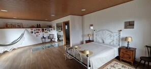 1 bedroom, desk, WiFi, bed sheets